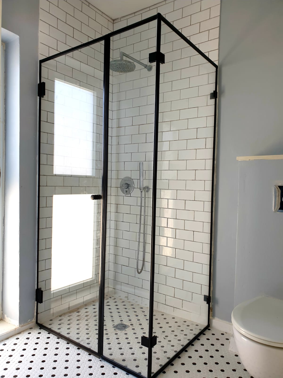 מקלחון פינתי בהתאמה אישית