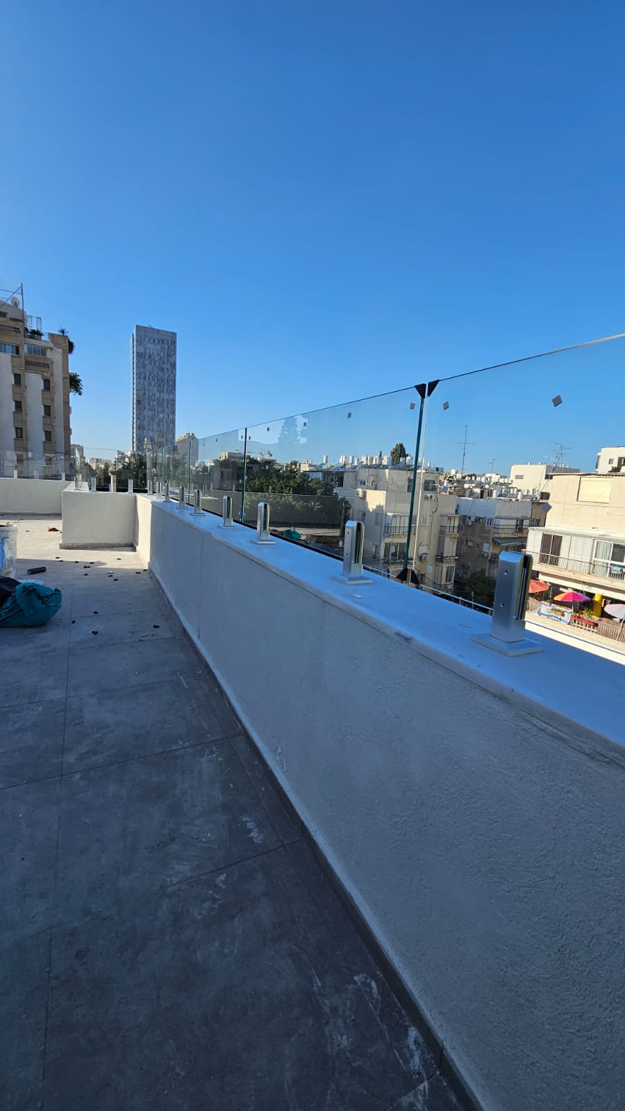 מעקה זכוכית למרפסת ומדרגות