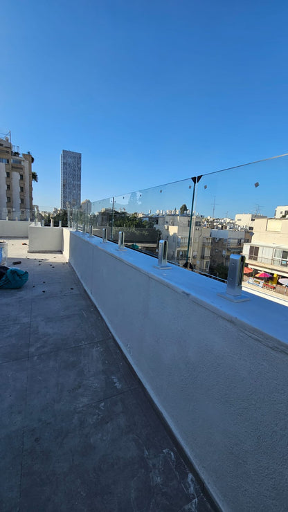 מעקה זכוכית למרפסת ומדרגות