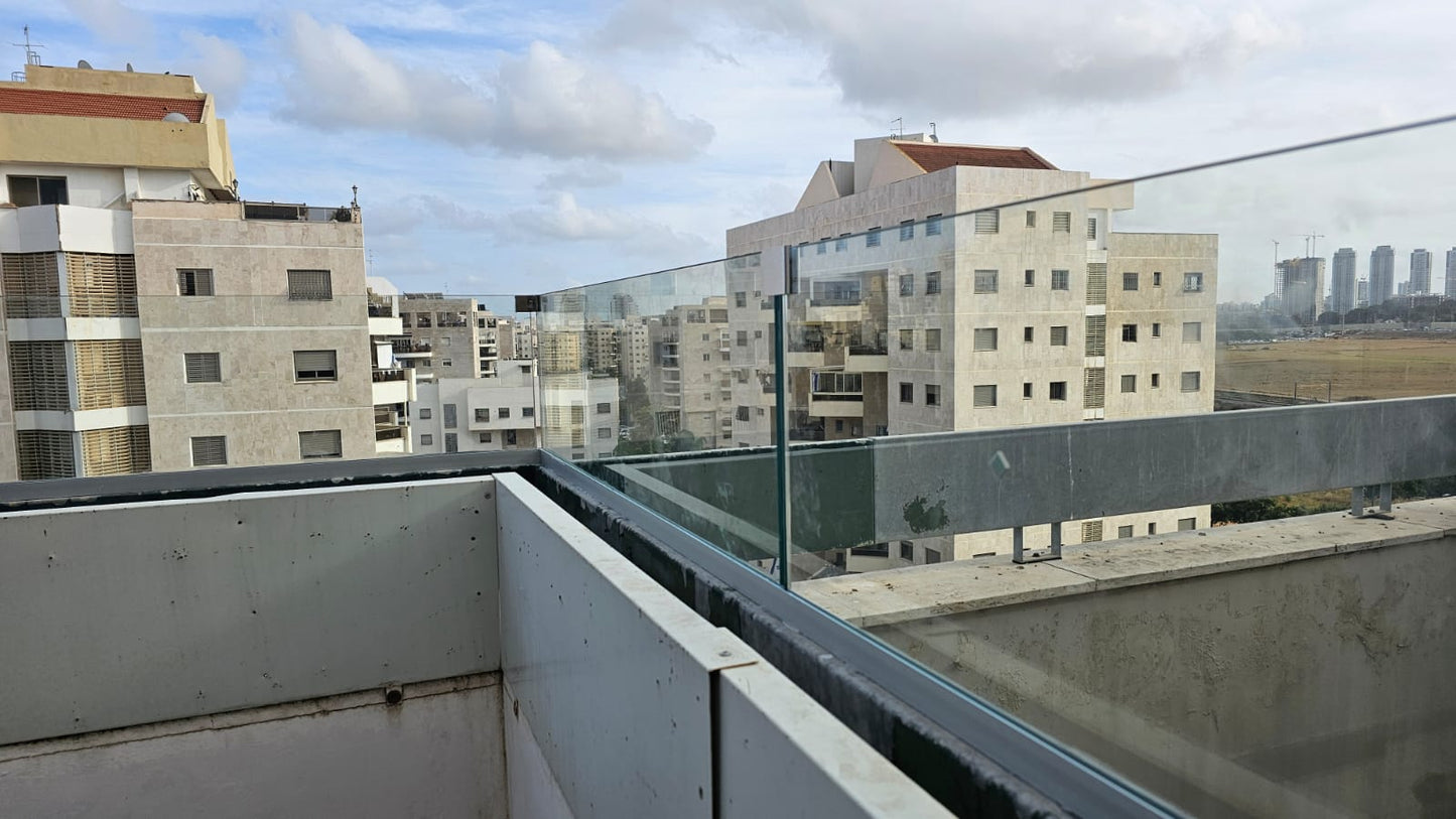 מעקה זכוכית למרפסת ומדרגות