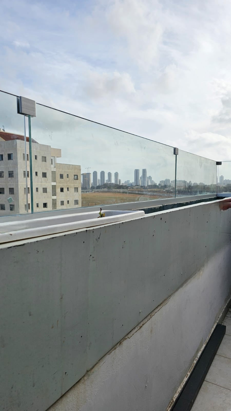 מעקה זכוכית למרפסת ומדרגות